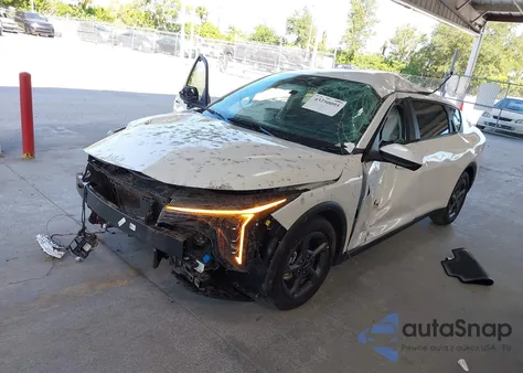 2025 Kia K4 Lxs z USA, uszkodzony, nr VIN 3KPFT4DE4SE155823